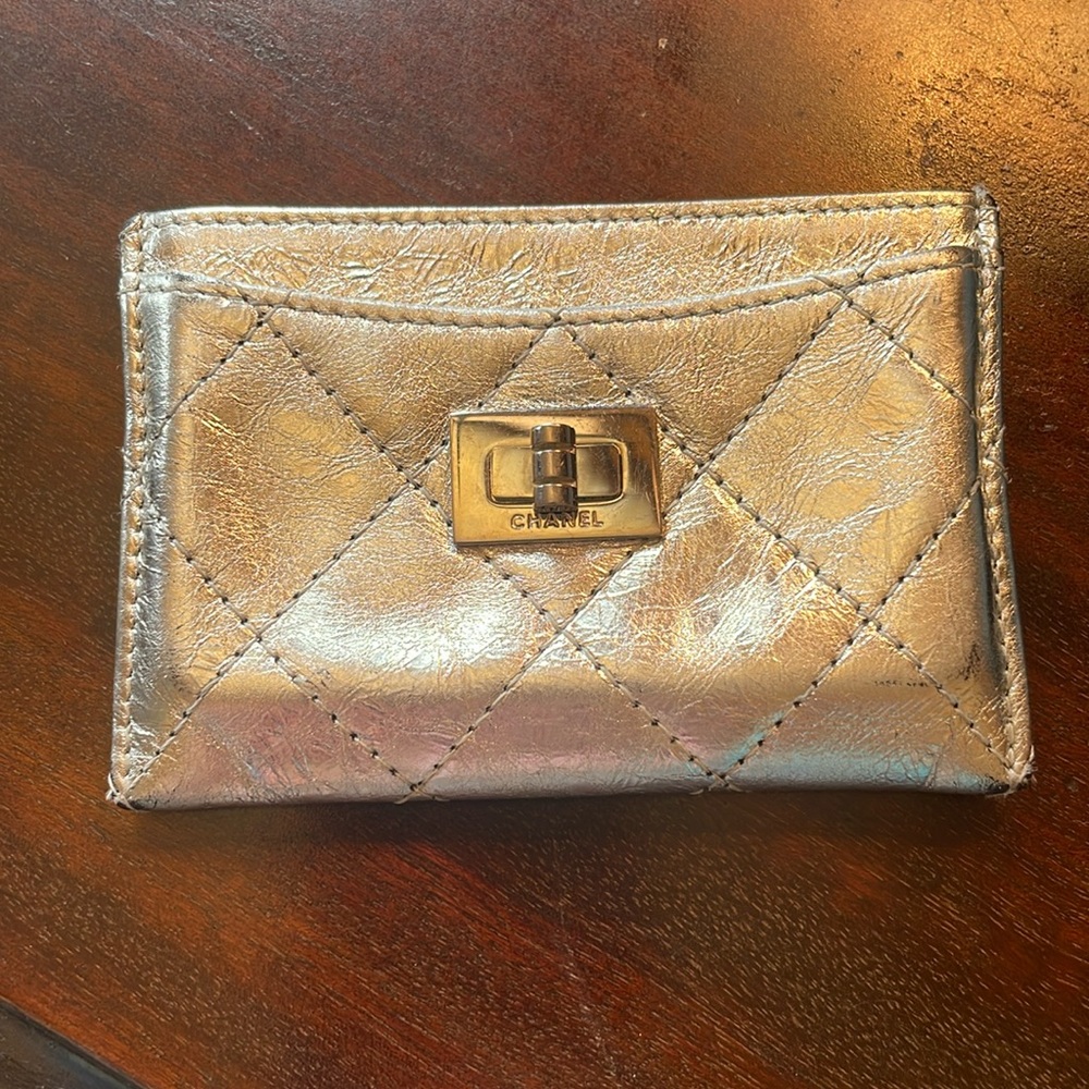Chanel reissue cardholder in silver aged calfskin